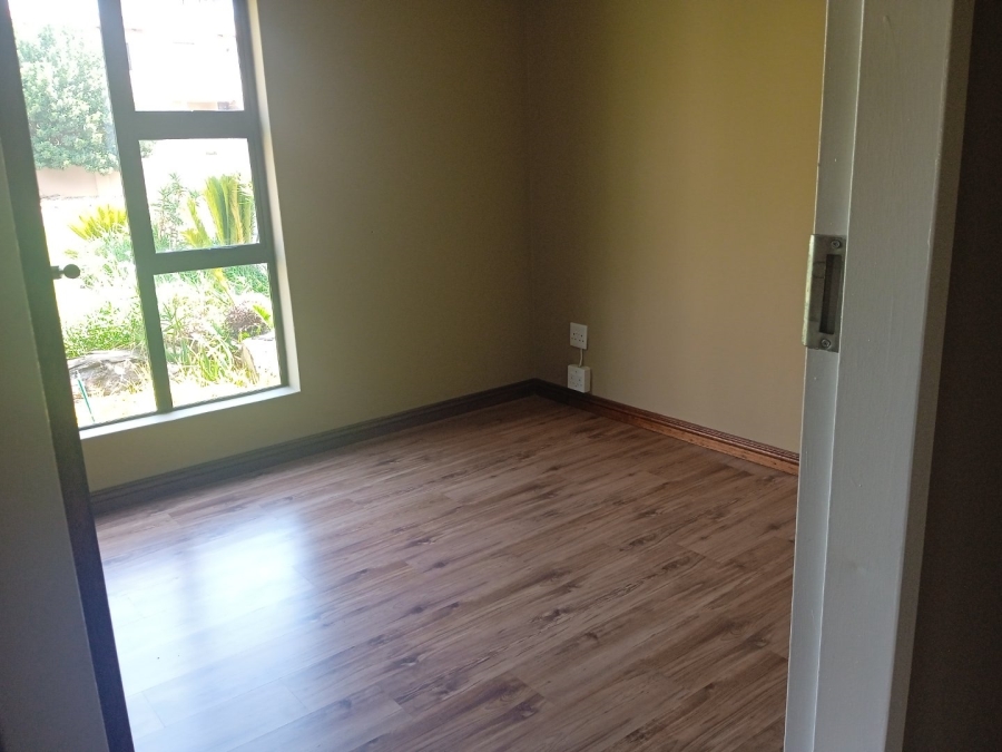 To Let 5 Bedroom Property for Rent in Xanadu North West